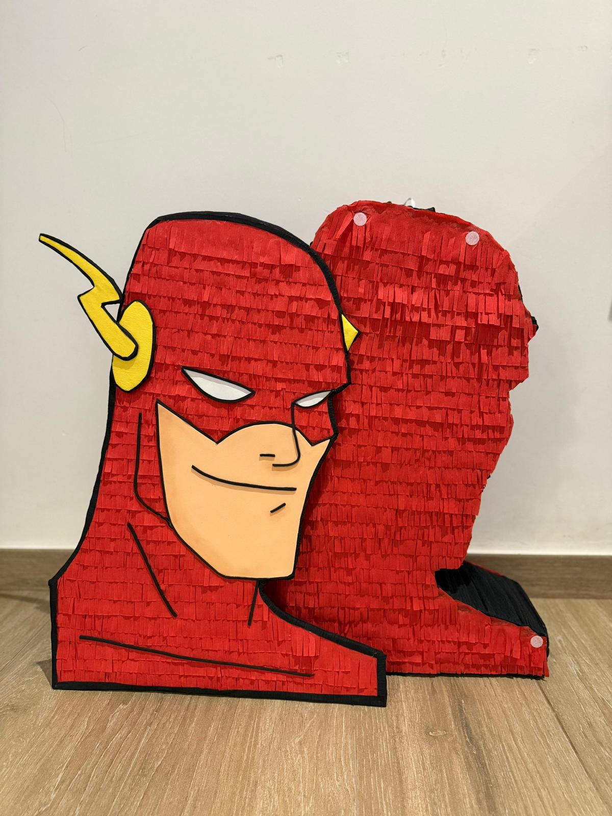 Piñata superhéroe